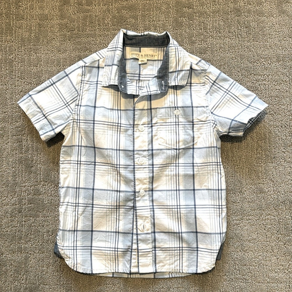 Button-down collard shirt with short sleeves